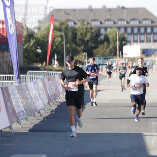 03.10.2025 - Köhlbrandbrückenlauf Jannik Wohlers http://msf.ph/oto/9095901 03.10.2025 12:55:24 Ziel 4089, 6091 meine-sportfotos.de