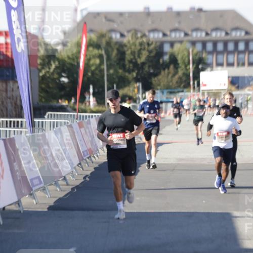 03.10.2025 - Köhlbrandbrückenlauf Jannik Wohlers http://msf.ph/oto/9095908 03.10.2025 12:55:24 Ziel 4089, 6091 meine-sportfotos.de
