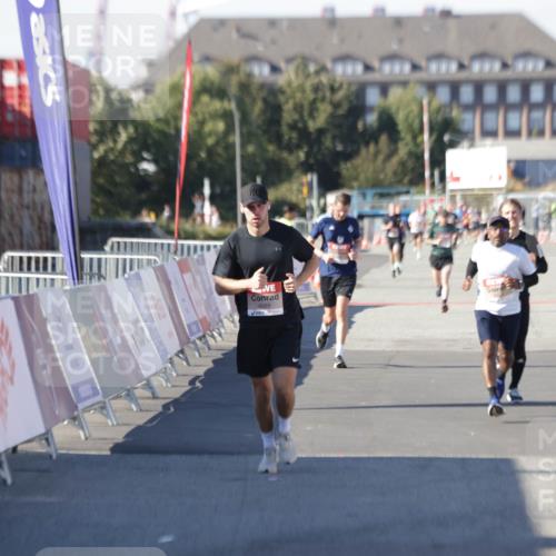 03.10.2025 - Köhlbrandbrückenlauf Jannik Wohlers http://msf.ph/oto/9095924 03.10.2025 12:55:24 Ziel 4089, 6091 meine-sportfotos.de