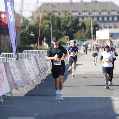 03.10.2025 - Köhlbrandbrückenlauf Jannik Wohlers http://msf.ph/oto/9095935 03.10.2025 12:55:24 Ziel 4089, 6091 meine-sportfotos.de