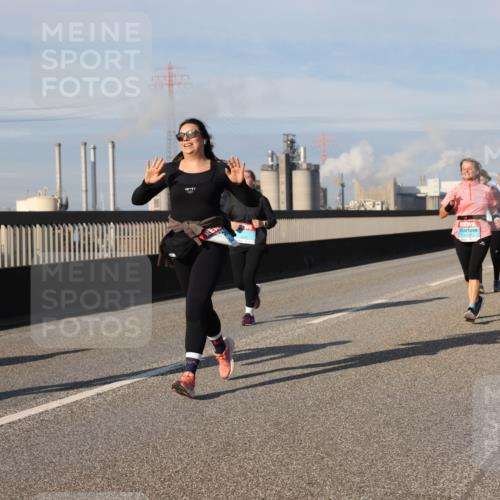 03.10.2025 - Köhlbrandbrückenlauf Lena Gebhardt http://msf.ph/oto/9095937 03.10.2025 10:09:55 Position 2 2646 meine-sportfotos.de