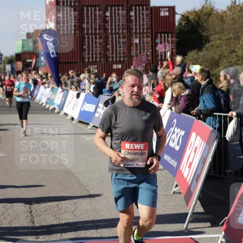 03.10.2025 - Köhlbrandbrückenlauf Jannik Wohlers http://msf.ph/oto/9095941 03.10.2025 13:20:58 Ziel 4680, 4709, 4915, 4916, 5006, 5084, 5130, 5156, 5169, 5363, 5377, 5480, 5501, 6296, 6645, 6646, 6648, 6650, 6703, 6780 meine-sportfotos.de