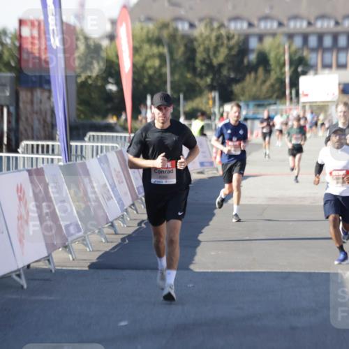 03.10.2025 - Köhlbrandbrückenlauf Jannik Wohlers http://msf.ph/oto/9095946 03.10.2025 12:55:25 Ziel 4089, 4233, 6091 meine-sportfotos.de