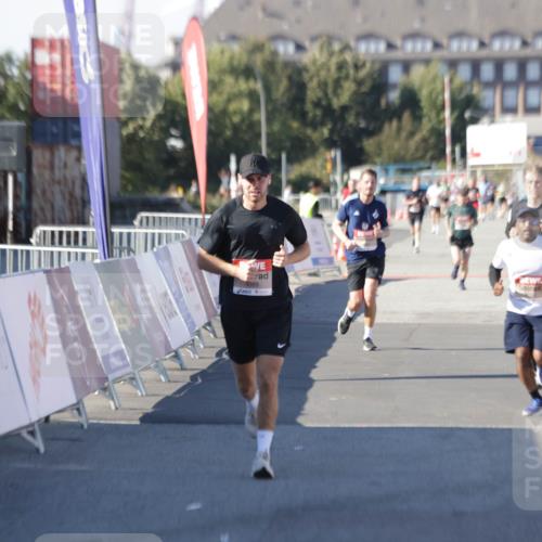 03.10.2025 - Köhlbrandbrückenlauf Jannik Wohlers http://msf.ph/oto/9095958 03.10.2025 12:55:25 Ziel 4089, 4233, 6091 meine-sportfotos.de