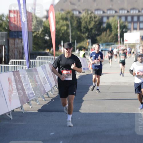03.10.2025 - Köhlbrandbrückenlauf Jannik Wohlers http://msf.ph/oto/9095970 03.10.2025 12:55:25 Ziel 4089, 4233, 6091 meine-sportfotos.de