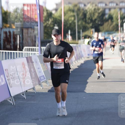 03.10.2025 - Köhlbrandbrückenlauf Jannik Wohlers http://msf.ph/oto/9095991 03.10.2025 12:55:26 Ziel 4089, 4233, 6091 meine-sportfotos.de