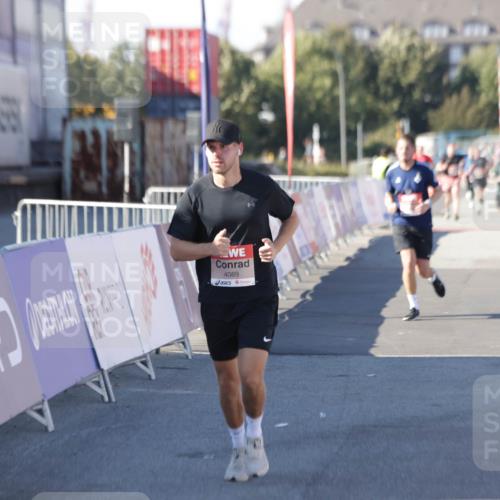 03.10.2025 - Köhlbrandbrückenlauf Jannik Wohlers http://msf.ph/oto/9096014 03.10.2025 12:55:27 Ziel 4089, 4233, 6091 meine-sportfotos.de