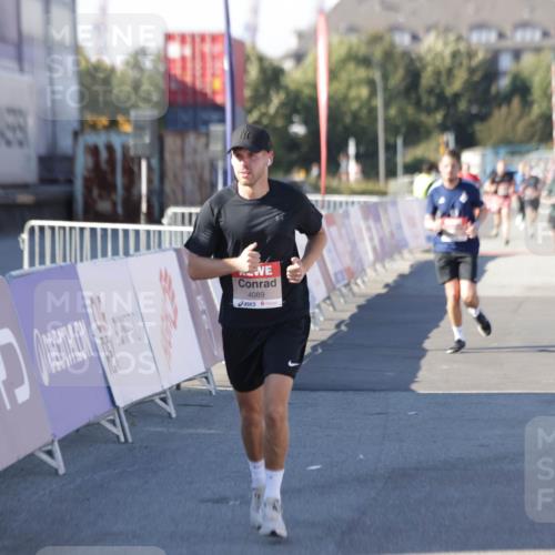 03.10.2025 - Köhlbrandbrückenlauf Jannik Wohlers http://msf.ph/oto/9096020 03.10.2025 12:55:27 Ziel 4089, 4233, 6091 meine-sportfotos.de