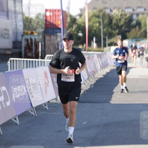 03.10.2025 - Köhlbrandbrückenlauf Jannik Wohlers http://msf.ph/oto/9096027 03.10.2025 12:55:27 Ziel 4089, 4233, 6091 meine-sportfotos.de