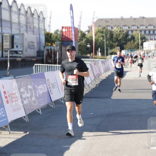 03.10.2025 - Köhlbrandbrückenlauf Jannik Wohlers http://msf.ph/oto/9096035 03.10.2025 12:55:27 Ziel 4089, 4233, 6091 meine-sportfotos.de
