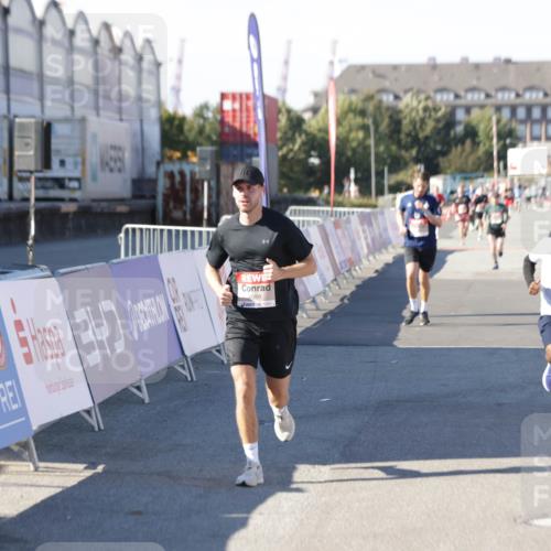 03.10.2025 - Köhlbrandbrückenlauf Jannik Wohlers http://msf.ph/oto/9096045 03.10.2025 12:55:27 Ziel 4089, 4233, 6091 meine-sportfotos.de
