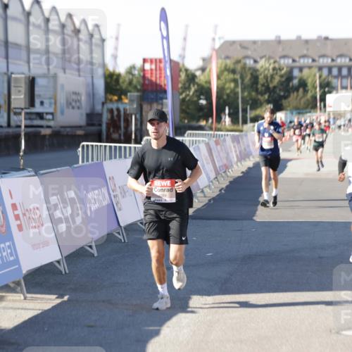03.10.2025 - Köhlbrandbrückenlauf Jannik Wohlers http://msf.ph/oto/9096053 03.10.2025 12:55:27 Ziel 4089, 4233, 6091 meine-sportfotos.de