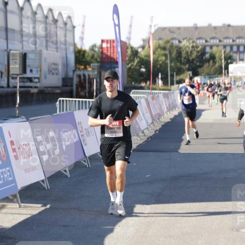 03.10.2025 - Köhlbrandbrückenlauf Jannik Wohlers http://msf.ph/oto/9096075 03.10.2025 12:55:28 Ziel 4089, 4104, 4233, 6091 meine-sportfotos.de