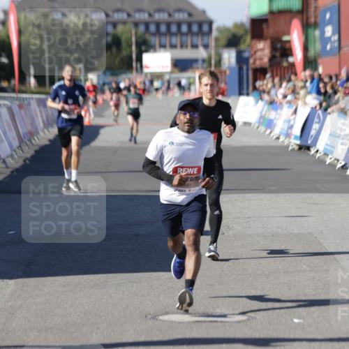 03.10.2025 - Köhlbrandbrückenlauf Jannik Wohlers http://msf.ph/oto/9096086 03.10.2025 12:55:29 Ziel 4089, 4104, 4233, 6091 meine-sportfotos.de