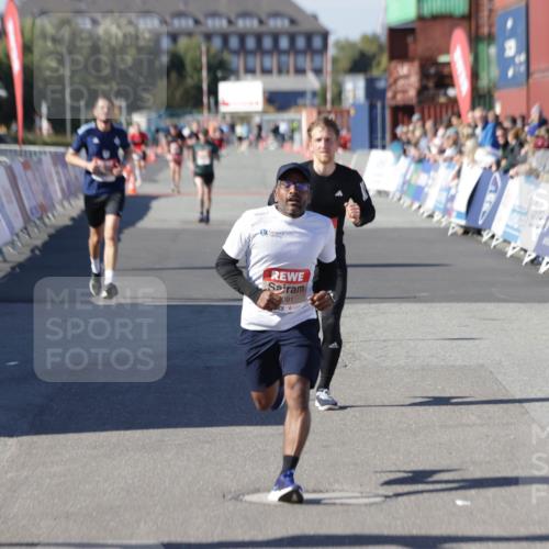 03.10.2025 - Köhlbrandbrückenlauf Jannik Wohlers http://msf.ph/oto/9096097 03.10.2025 12:55:29 Ziel 4089, 4104, 4233, 6091 meine-sportfotos.de