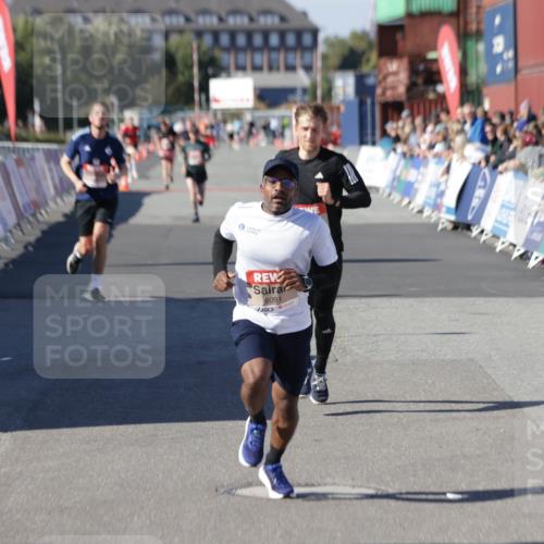 03.10.2025 - Köhlbrandbrückenlauf Jannik Wohlers http://msf.ph/oto/9096116 03.10.2025 12:55:29 Ziel 4089, 4104, 4233, 6091 meine-sportfotos.de