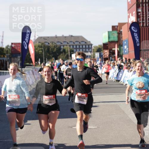 03.10.2025 - Köhlbrandbrückenlauf Jannik Wohlers http://msf.ph/oto/9096118 03.10.2025 13:21:01 Ziel 4680, 4915, 4916, 5006, 5084, 5130, 5156, 5169, 5363, 5377, 5501, 6282, 6296, 6645, 6646, 6648, 6650, 6780 meine-sportfotos.de