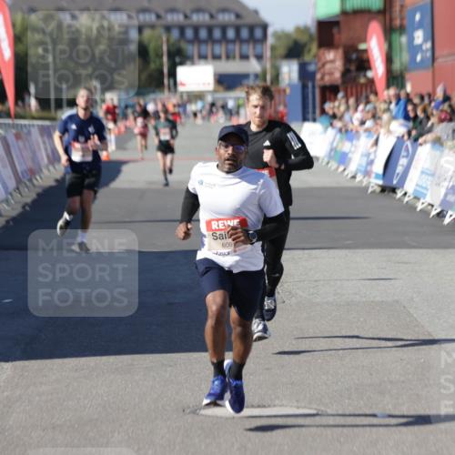 03.10.2025 - Köhlbrandbrückenlauf Jannik Wohlers http://msf.ph/oto/9096123 03.10.2025 12:55:29 Ziel 4089, 4104, 4233, 6091 meine-sportfotos.de