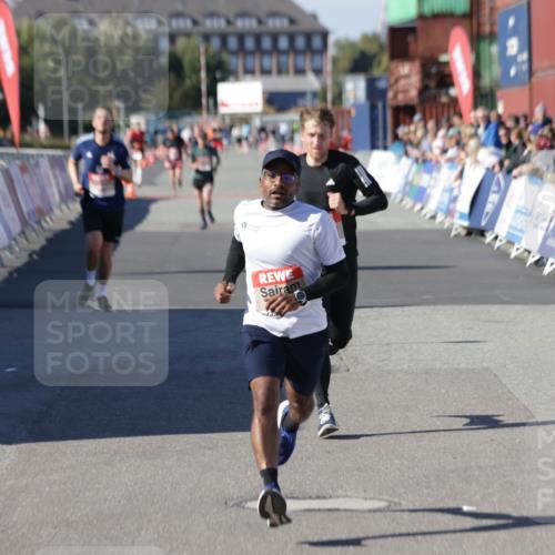 03.10.2025 - Köhlbrandbrückenlauf Jannik Wohlers http://msf.ph/oto/9096134 03.10.2025 12:55:29 Ziel 4089, 4104, 4233, 6091 meine-sportfotos.de