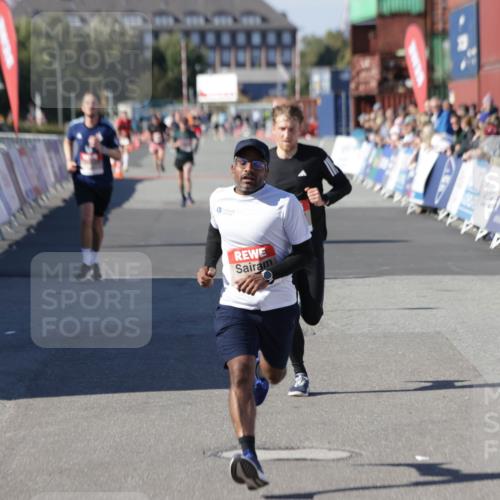 03.10.2025 - Köhlbrandbrückenlauf Jannik Wohlers http://msf.ph/oto/9096145 03.10.2025 12:55:29 Ziel 4089, 4104, 4233, 6091 meine-sportfotos.de