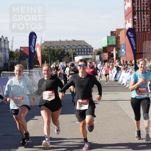 03.10.2025 - Köhlbrandbrückenlauf Jannik Wohlers http://msf.ph/oto/9096152 03.10.2025 13:21:01 Ziel 4680, 4915, 4916, 5006, 5084, 5130, 5156, 5169, 5363, 5377, 5501, 6282, 6296, 6645, 6646, 6648, 6650, 6780 meine-sportfotos.de