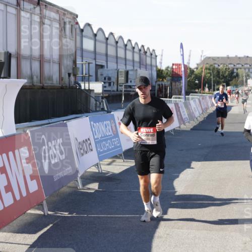 03.10.2025 - Köhlbrandbrückenlauf Jannik Wohlers http://msf.ph/oto/9096160 03.10.2025 12:55:30 Ziel 4089, 4104, 4233, 6091 meine-sportfotos.de