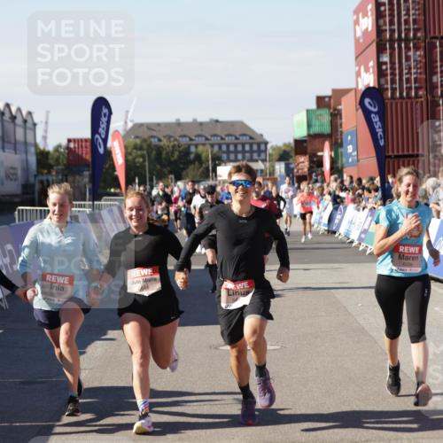 03.10.2025 - Köhlbrandbrückenlauf Jannik Wohlers http://msf.ph/oto/9096166 03.10.2025 13:21:01 Ziel 4680, 4915, 4916, 5006, 5084, 5130, 5156, 5169, 5363, 5377, 5501, 6282, 6296, 6645, 6646, 6648, 6650, 6780 meine-sportfotos.de