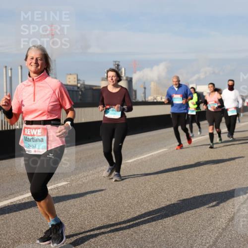 03.10.2025 - Köhlbrandbrückenlauf Lena Gebhardt http://msf.ph/oto/9096179 03.10.2025 10:09:57 Position 2 2457 meine-sportfotos.de