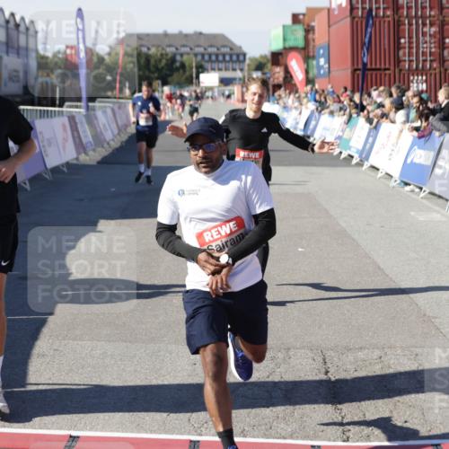 03.10.2025 - Köhlbrandbrückenlauf Jannik Wohlers http://msf.ph/oto/9096202 03.10.2025 12:55:30 Ziel 4089, 4104, 4233, 6091 meine-sportfotos.de