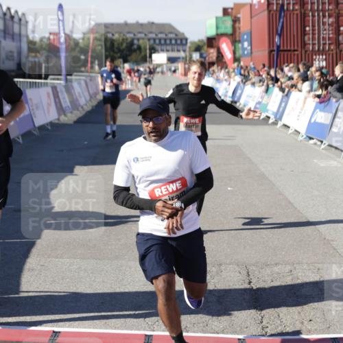 03.10.2025 - Köhlbrandbrückenlauf Jannik Wohlers http://msf.ph/oto/9096224 03.10.2025 12:55:30 Ziel 4089, 4104, 4233, 6091 meine-sportfotos.de