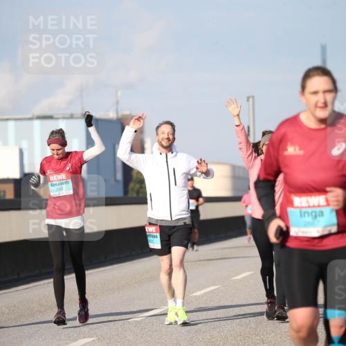 03.10.2025 - Köhlbrandbrückenlauf Jannik Wohlers http://msf.ph/oto/9096233 03.10.2025 10:14:30 Position 3 233, 20, 2, 1475 meine-sportfotos.de