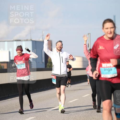 03.10.2025 - Köhlbrandbrückenlauf Jannik Wohlers http://msf.ph/oto/9096242 03.10.2025 10:14:30 Position 3 2233, 2062 meine-sportfotos.de