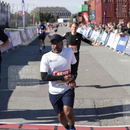 03.10.2025 - Köhlbrandbrückenlauf Jannik Wohlers http://msf.ph/oto/9096244 03.10.2025 12:55:31 Ziel 4089, 4104, 4233, 6091 meine-sportfotos.de