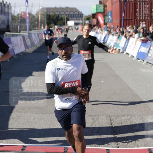 03.10.2025 - Köhlbrandbrückenlauf Jannik Wohlers http://msf.ph/oto/9096253 03.10.2025 12:55:31 Ziel 4089, 4104, 4233, 6091 meine-sportfotos.de