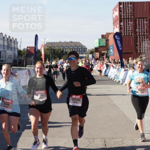 03.10.2025 - Köhlbrandbrückenlauf Jannik Wohlers http://msf.ph/oto/9096258 03.10.2025 13:21:02 Ziel 4680, 4749, 4915, 4916, 5006, 5084, 5130, 5156, 5169, 5363, 5377, 5501, 6282, 6296, 6645, 6646, 6648, 6650, 6756, 6780 meine-sportfotos.de