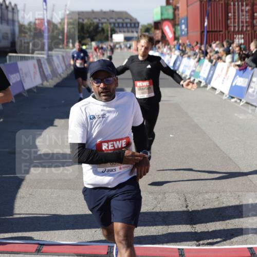 03.10.2025 - Köhlbrandbrückenlauf Jannik Wohlers http://msf.ph/oto/9096262 03.10.2025 12:55:31 Ziel 4089, 4104, 4233, 6091 meine-sportfotos.de