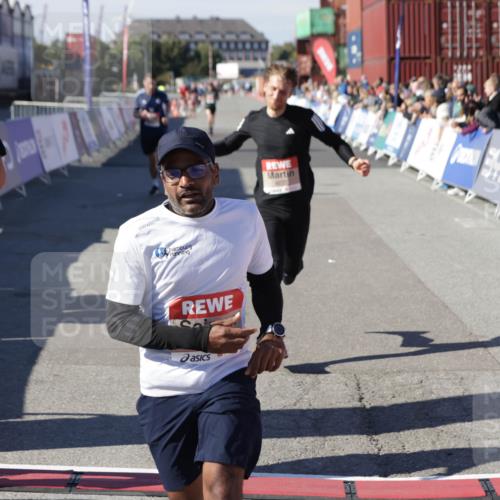 03.10.2025 - Köhlbrandbrückenlauf Jannik Wohlers http://msf.ph/oto/9096275 03.10.2025 12:55:31 Ziel 4089, 4104, 4233, 6091 meine-sportfotos.de