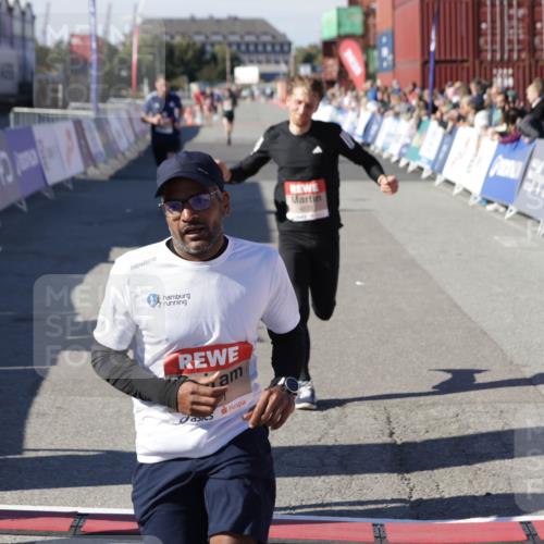 03.10.2025 - Köhlbrandbrückenlauf Jannik Wohlers http://msf.ph/oto/9096287 03.10.2025 12:55:31 Ziel 4089, 4104, 4233, 6091 meine-sportfotos.de