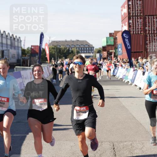 03.10.2025 - Köhlbrandbrückenlauf Jannik Wohlers http://msf.ph/oto/9096293 03.10.2025 13:21:02 Ziel 4680, 4749, 4915, 4916, 5006, 5084, 5130, 5156, 5169, 5363, 5377, 5501, 6282, 6296, 6645, 6646, 6648, 6650, 6756, 6780 meine-sportfotos.de
