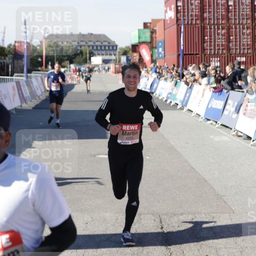 03.10.2025 - Köhlbrandbrückenlauf Jannik Wohlers http://msf.ph/oto/9096298 03.10.2025 12:55:31 Ziel 4089, 4104, 4233, 6091 meine-sportfotos.de