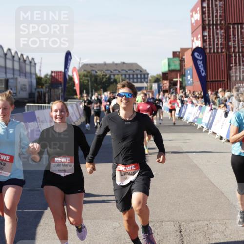 03.10.2025 - Köhlbrandbrückenlauf Jannik Wohlers http://msf.ph/oto/9096304 03.10.2025 13:21:02 Ziel 4680, 4749, 4915, 4916, 5006, 5084, 5130, 5156, 5169, 5363, 5377, 5501, 6282, 6296, 6645, 6646, 6648, 6650, 6756, 6780 meine-sportfotos.de