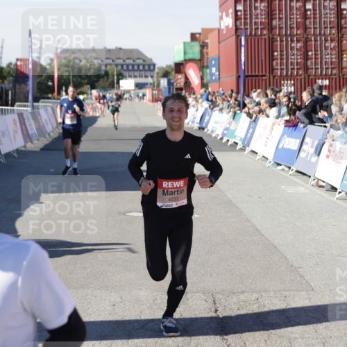 03.10.2025 - Köhlbrandbrückenlauf Jannik Wohlers http://msf.ph/oto/9096306 03.10.2025 12:55:31 Ziel 4089, 4104, 4233, 6091 meine-sportfotos.de