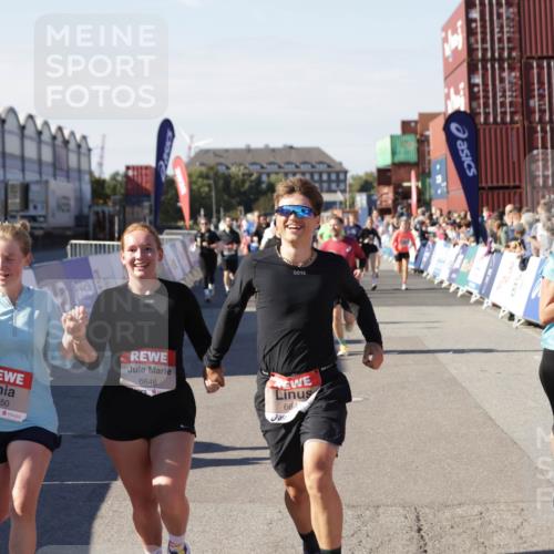 03.10.2025 - Köhlbrandbrückenlauf Jannik Wohlers http://msf.ph/oto/9096311 03.10.2025 13:21:02 Ziel 4680, 4749, 4915, 4916, 5006, 5084, 5130, 5156, 5169, 5363, 5377, 5501, 6282, 6296, 6645, 6646, 6648, 6650, 6756, 6780 meine-sportfotos.de