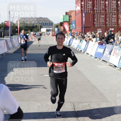 03.10.2025 - Köhlbrandbrückenlauf Jannik Wohlers http://msf.ph/oto/9096317 03.10.2025 12:55:31 Ziel 4089, 4104, 4233, 6091 meine-sportfotos.de