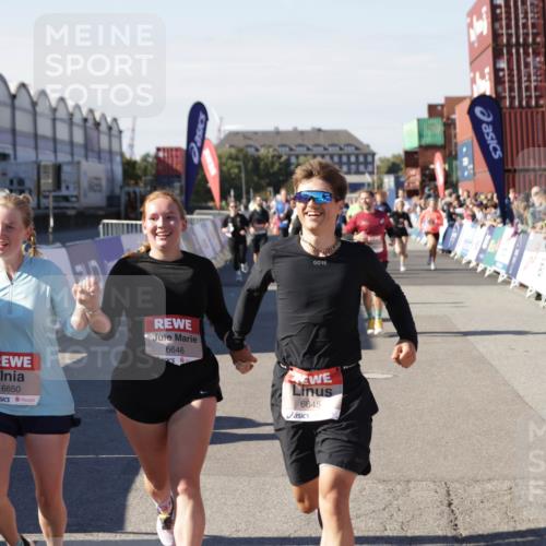 03.10.2025 - Köhlbrandbrückenlauf Jannik Wohlers http://msf.ph/oto/9096322 03.10.2025 13:21:02 Ziel 4680, 4749, 4915, 4916, 5006, 5084, 5130, 5156, 5169, 5363, 5377, 5501, 6282, 6296, 6645, 6646, 6648, 6650, 6756, 6780 meine-sportfotos.de