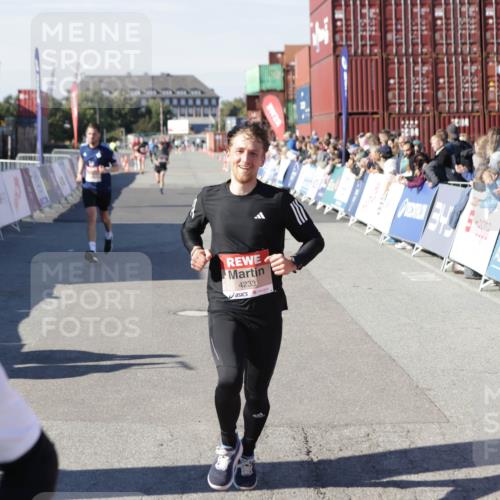 03.10.2025 - Köhlbrandbrückenlauf Jannik Wohlers http://msf.ph/oto/9096329 03.10.2025 12:55:31 Ziel 4089, 4104, 4233, 6091 meine-sportfotos.de