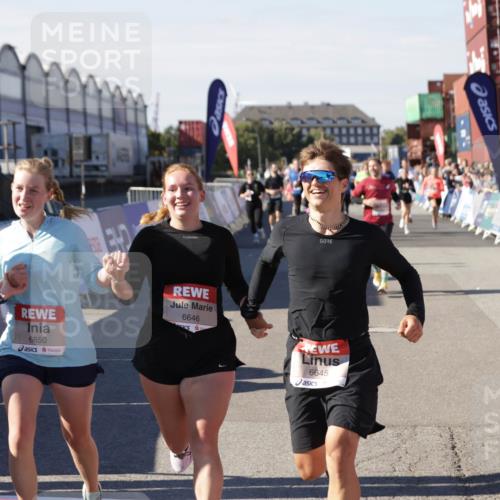 03.10.2025 - Köhlbrandbrückenlauf Jannik Wohlers http://msf.ph/oto/9096335 03.10.2025 13:21:02 Ziel 4680, 4749, 4915, 4916, 5006, 5084, 5130, 5156, 5169, 5363, 5377, 5501, 6282, 6296, 6645, 6646, 6648, 6650, 6756, 6780 meine-sportfotos.de