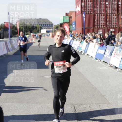 03.10.2025 - Köhlbrandbrückenlauf Jannik Wohlers http://msf.ph/oto/9096341 03.10.2025 12:55:31 Ziel 4089, 4104, 4233, 6091 meine-sportfotos.de