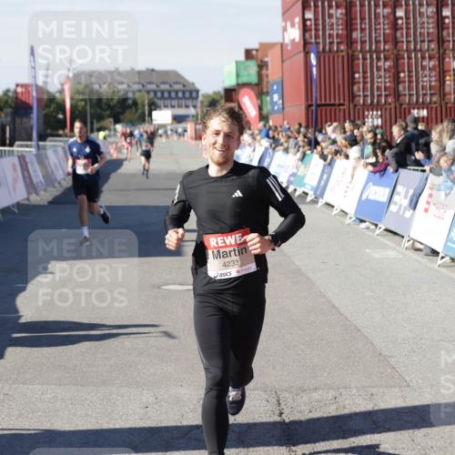 03.10.2025 - Köhlbrandbrückenlauf Jannik Wohlers http://msf.ph/oto/9096350 03.10.2025 12:55:31 Ziel 4089, 4104, 4233, 6091 meine-sportfotos.de