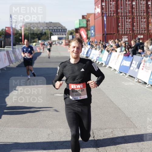 03.10.2025 - Köhlbrandbrückenlauf Jannik Wohlers http://msf.ph/oto/9096358 03.10.2025 12:55:31 Ziel 4089, 4104, 4233, 6091 meine-sportfotos.de